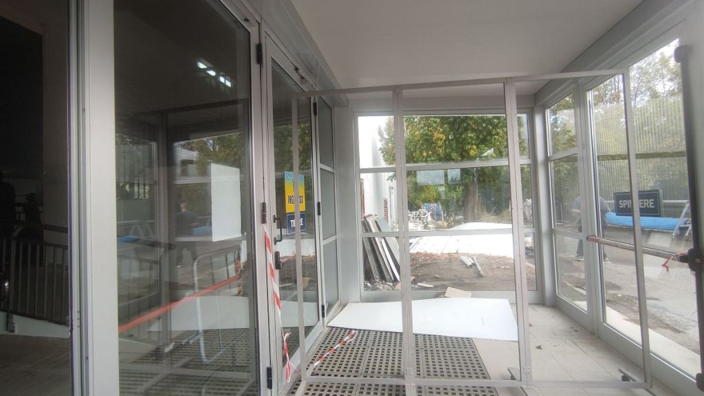 Impianti del Bernino, esterni abbandonati: per la tribuna della piscina è un percorso a ostacoli