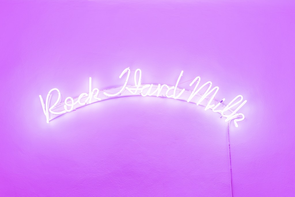 Latte e travertino, l’arte contemporanea fa rivivere una vecchia bottega di Rapolano