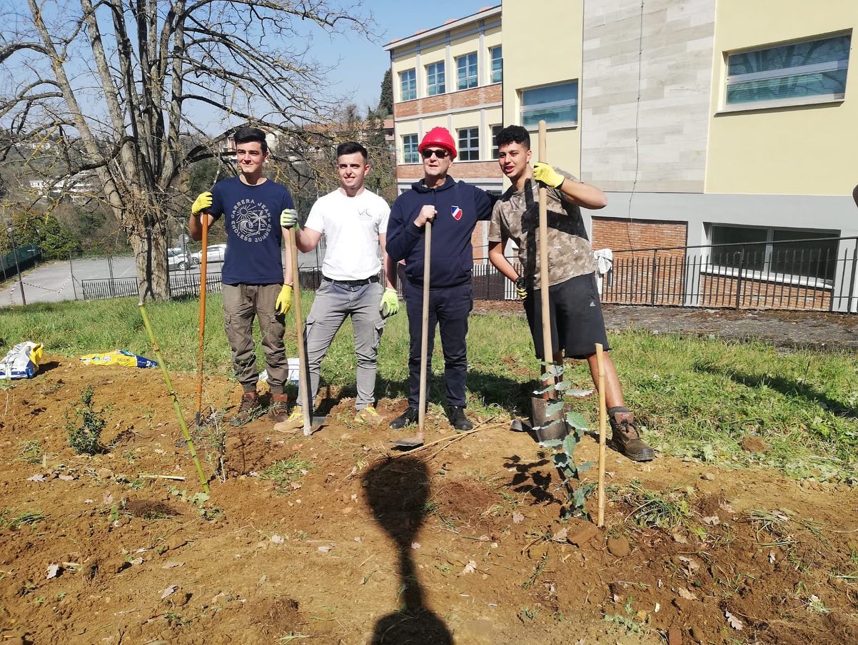 Bandini scuola sostenibile e plastic free, studenti piantano alberi  nel giardino dell'istituto