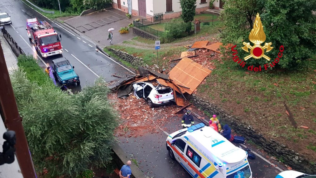 Vento e pioggia imperversano sulla Toscana, danni a case e auto