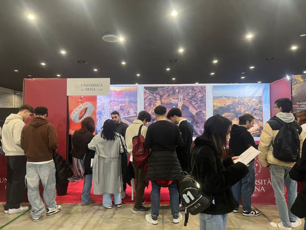 L’Università di Siena con uno stand al Salone dello Studente di Arezzo