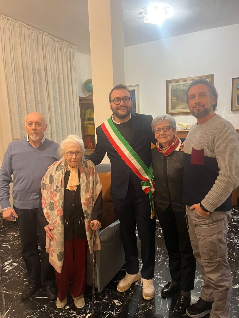 Maria Mugnaini, cento anni, omaggiata dal sindaco Mantellassi