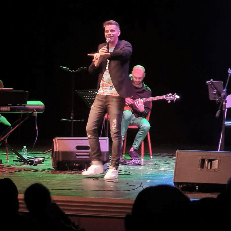 Al Politeama le Canzoni a Colori di Lorenzo Baglioni, il professore di matematica che insegna cantando