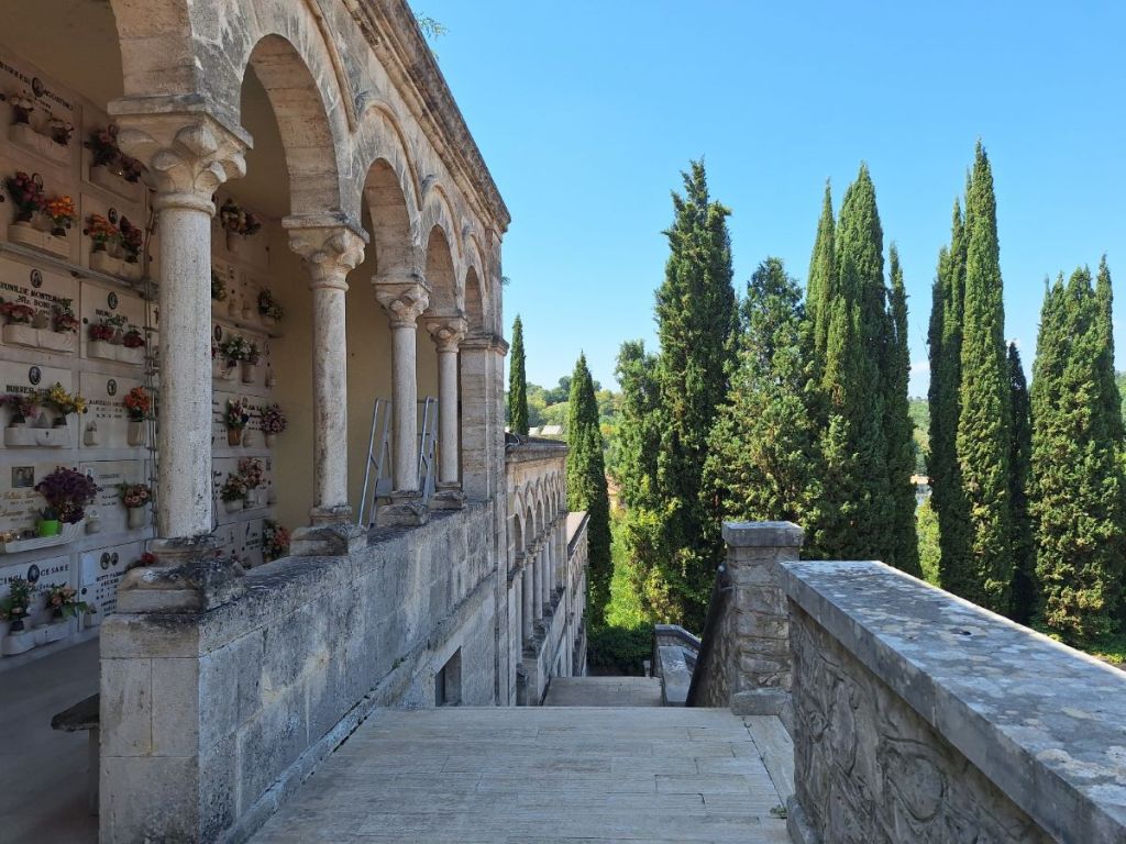 Colle, vasca piccola e mattatoio ancora chiusi