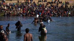 MIGRANTI FRUSTATI AL CONFINE COL  MESSICO