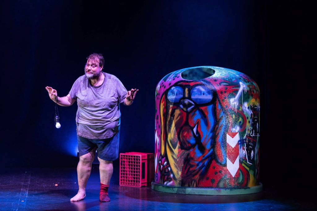 Il Politeama conclude il 2024 a teatro con il Dioggene di Stefano Fresi, terzo appuntamento in cartellone