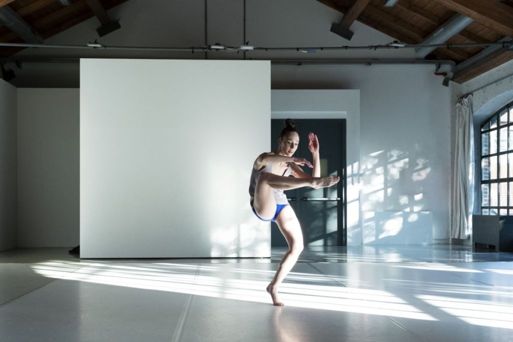 Tre performance su bellezza, corpo e vento nella  serata di Ballo Pubblico indoor al Politeama