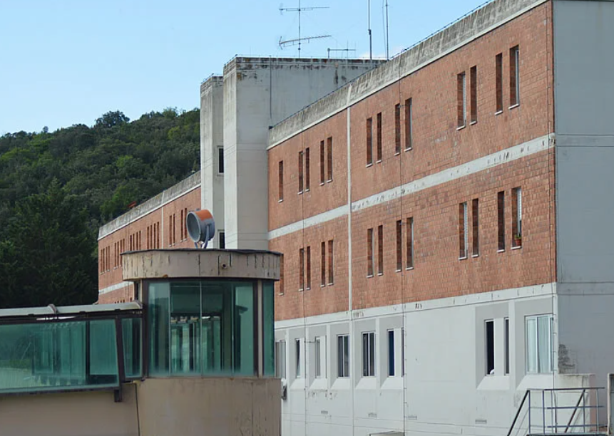 Carcere di San Gimignano: detenuto aggredisce poliziotto durante il sequestro di una pennetta  wi-fi e microtelefono