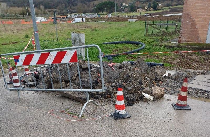 Staggia Senese, cantiere nel caos in Via Lucca: residenti senza luce e gas, scavi abbandonati