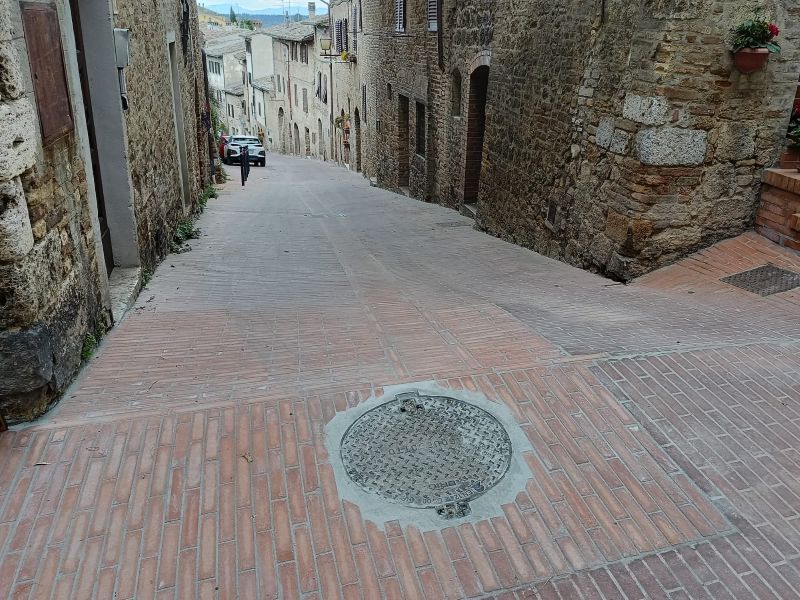 San Gimignano: rinnovo degli ammattonati per la tutela del centro storico