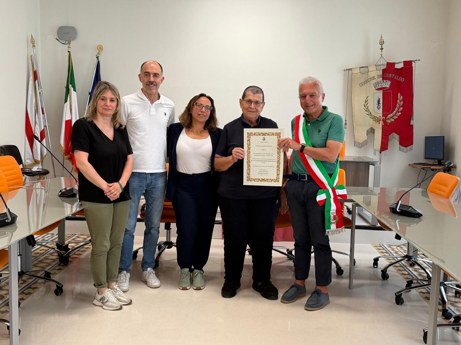 Certaldo: il Sindaco Campatelli premia Mauro Dei della Croce Rossa