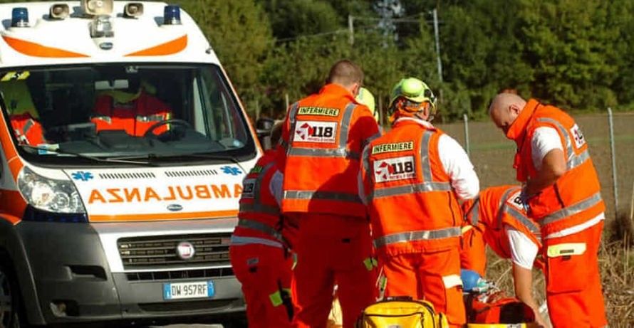 Siena, violento scontro tra auto e moto in viale Bracci: 57enne in codice rosso