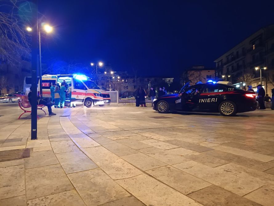Poggibonsi, apprensione in piazza della Stazione: uomo immobile sulla panchina fa scattare i soccorsi 