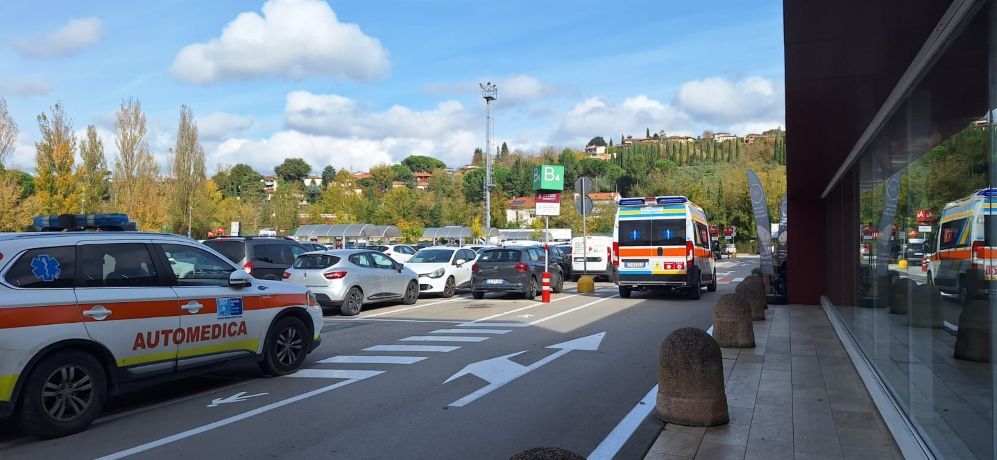 Emergenza al centro commerciale Valdelsa: parcheggio chiuso e traffico deviato