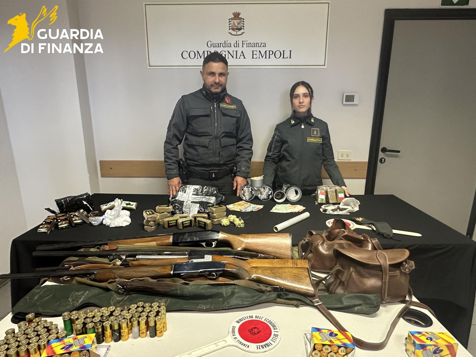 Empoli, blitz antidroga della Guardia di Finanza: due arresti e sequestro di armi e stupefacenti