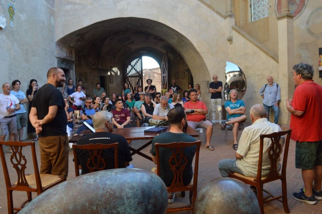 Certaldo, allo scultore Luca Cataldi il premio realizzato da Eugenio Taccini per l'artigianato