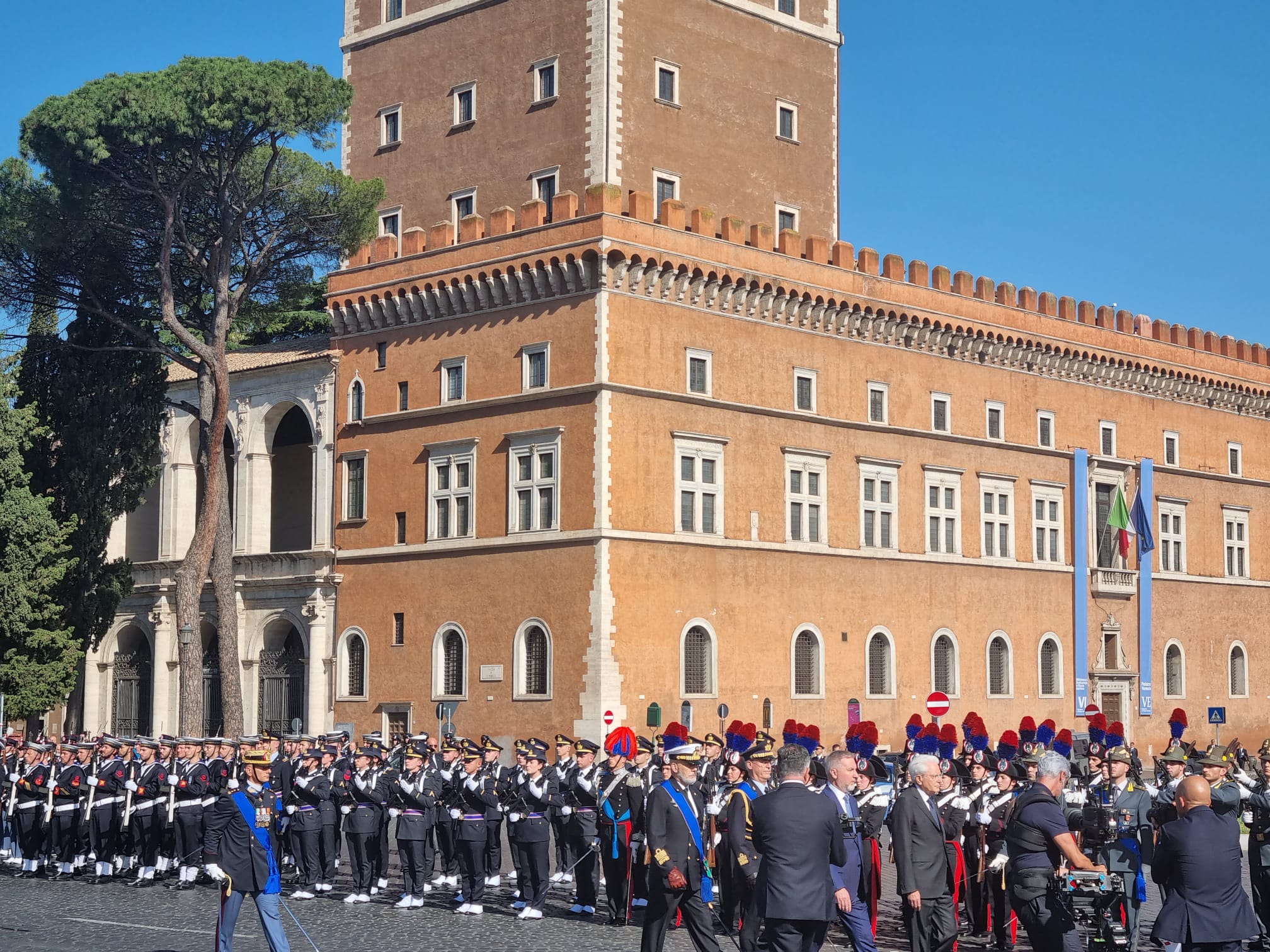 L’Italia in festa per il 2 giugno, medici e infermieri aprono la sfilata a Roma        -video-
