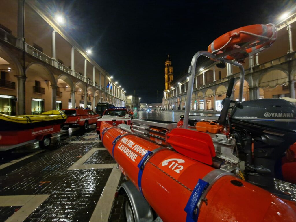 L’Arno in colmo di piena, la sindaca di Firenze: “Situazione critica”. Il sindaco di Faenza: “Restate ai piani alti”