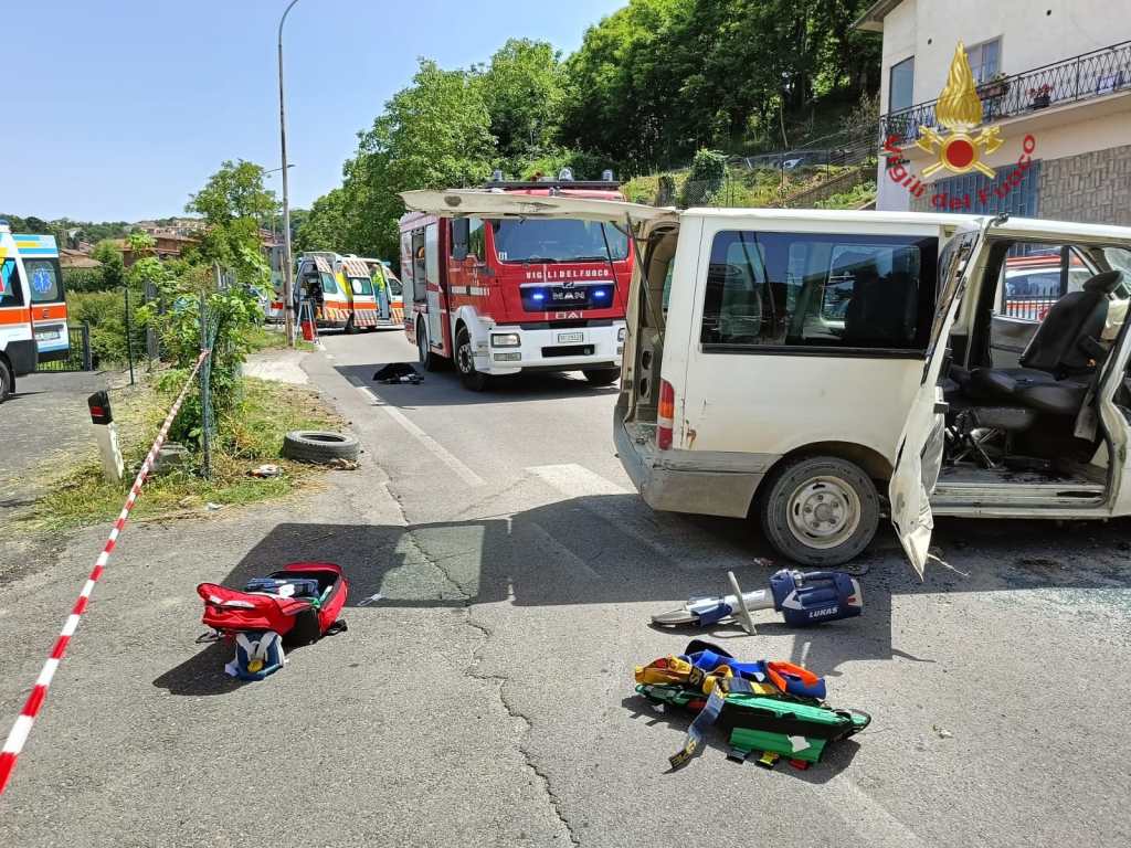 Bus contro un muro, 3 feriti. Interviene Pegaso