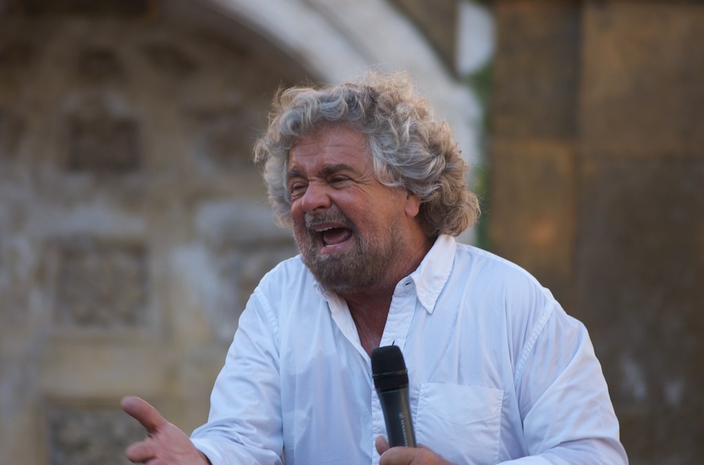 Beppe Grillo indagato per traffico di influenze illecite con la Moby di Onorato