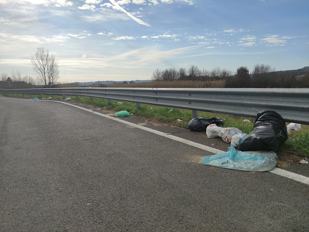 Rifiuti sotto la strada e sopra: la sr429 è una vera pattumiera
