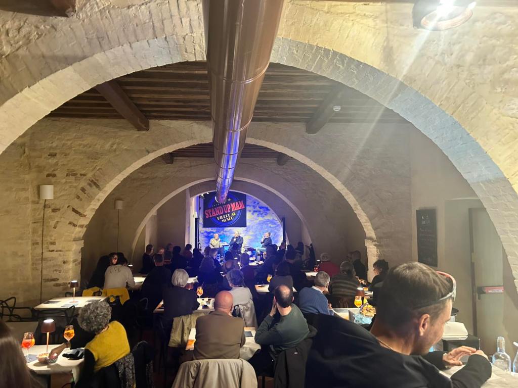 “Stand Up MaM. Ridere al Museo”: musica di qualità con il duo Romina Capitani e Riccardo Galardini, sferzante e alta comicità con Sandro Canori