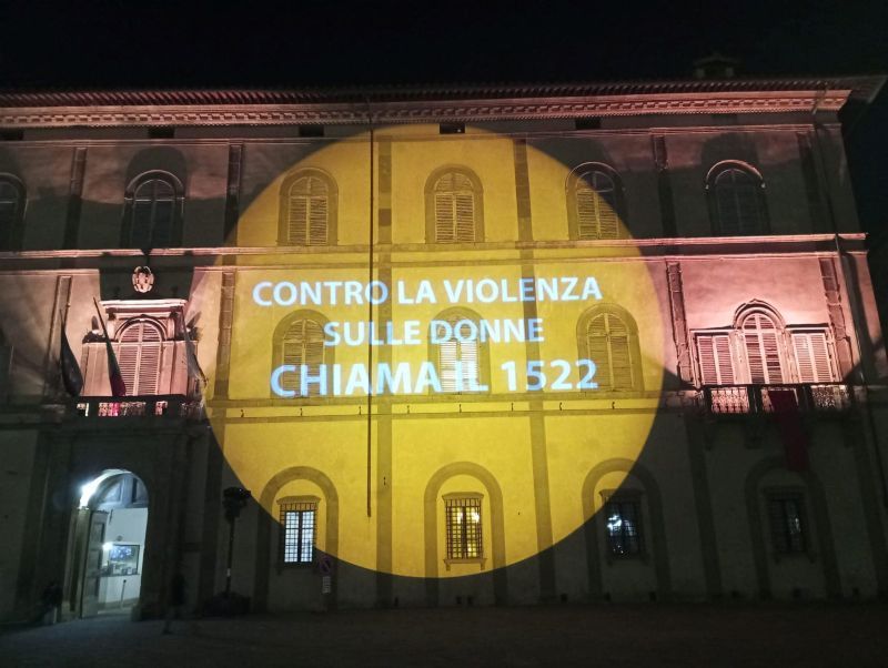 La Provincia di Siena illumina di arancione la facciata del Palazzo del Governo contro discriminazioni e violenza nei luoghi di lavoro