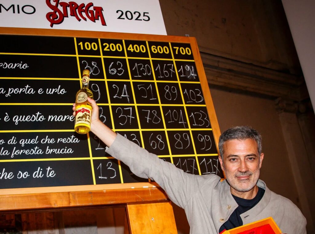 Premio Strega 2025, vince Andrea Bajani con ‘L’Anniversario’ ma tiene banco la polemica con il Governo