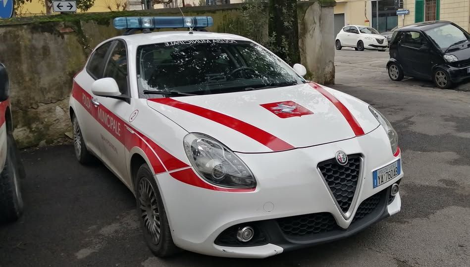 Aggressione in piazza Mazzini, l'Amministrazione: &laquo;Piena solidariet&agrave; agli agenti della Polizia Locale&raquo;