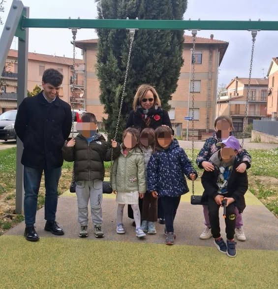 Poggibonsi, via  Dante si rif&agrave; il look: nuovi giochi e arredi per il giardino della Pubblica Assistenza