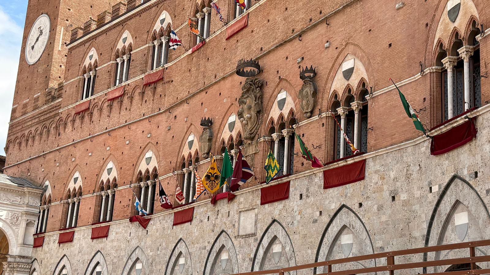 Siena, esposta la bandiera verde: rinviato il Palio al 3 luglio