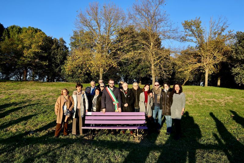 Empoli, panchina lilla, l’inaugurazione nel parco di Serravalle