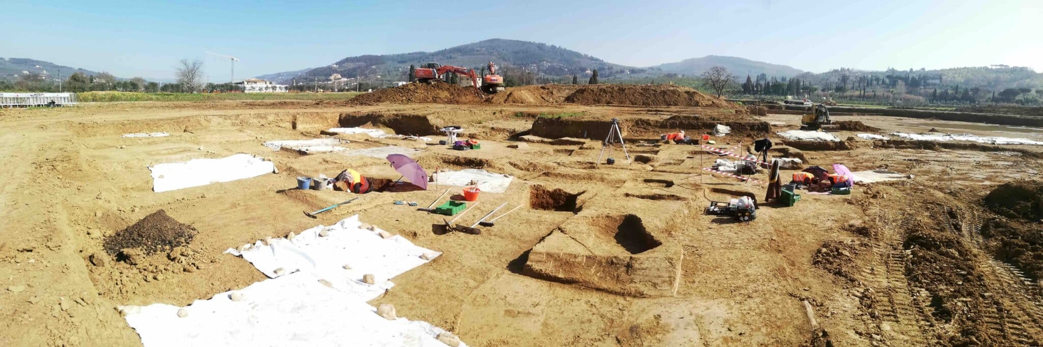 Firenze, a TourismA svelata una scoperta straordinaria: una fattoria e una necropoli con 170 tombe sotto il Viola Park