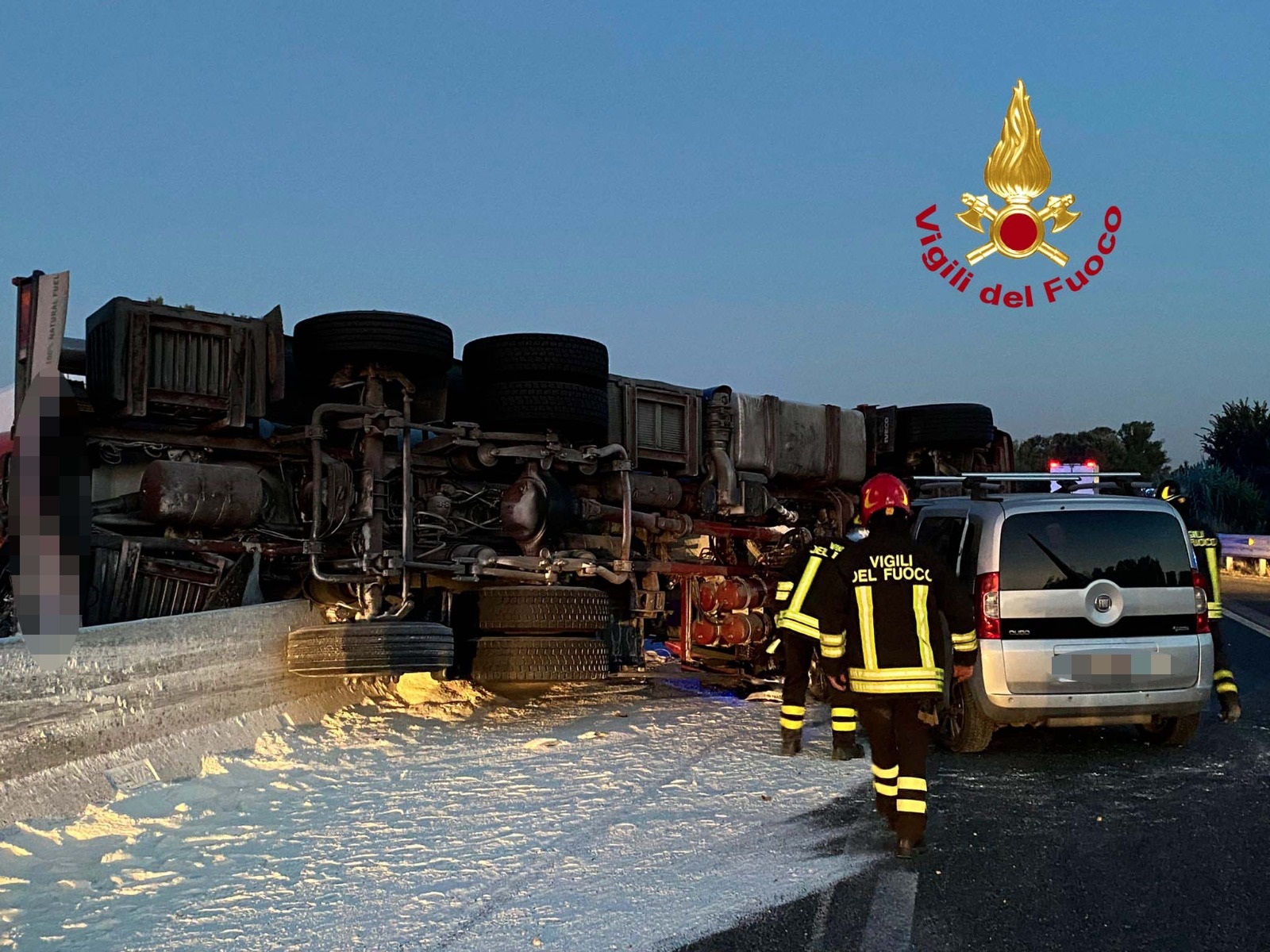 Si ribalta camion che trasporta farina. Disagi sulla Fi.PI.LI