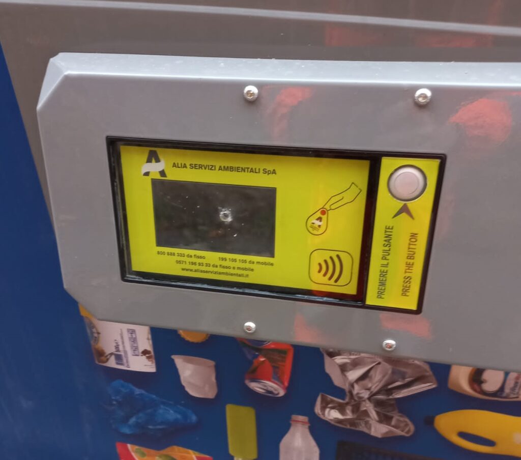 Firenze, cassonetti digitali sabotati con il trapano