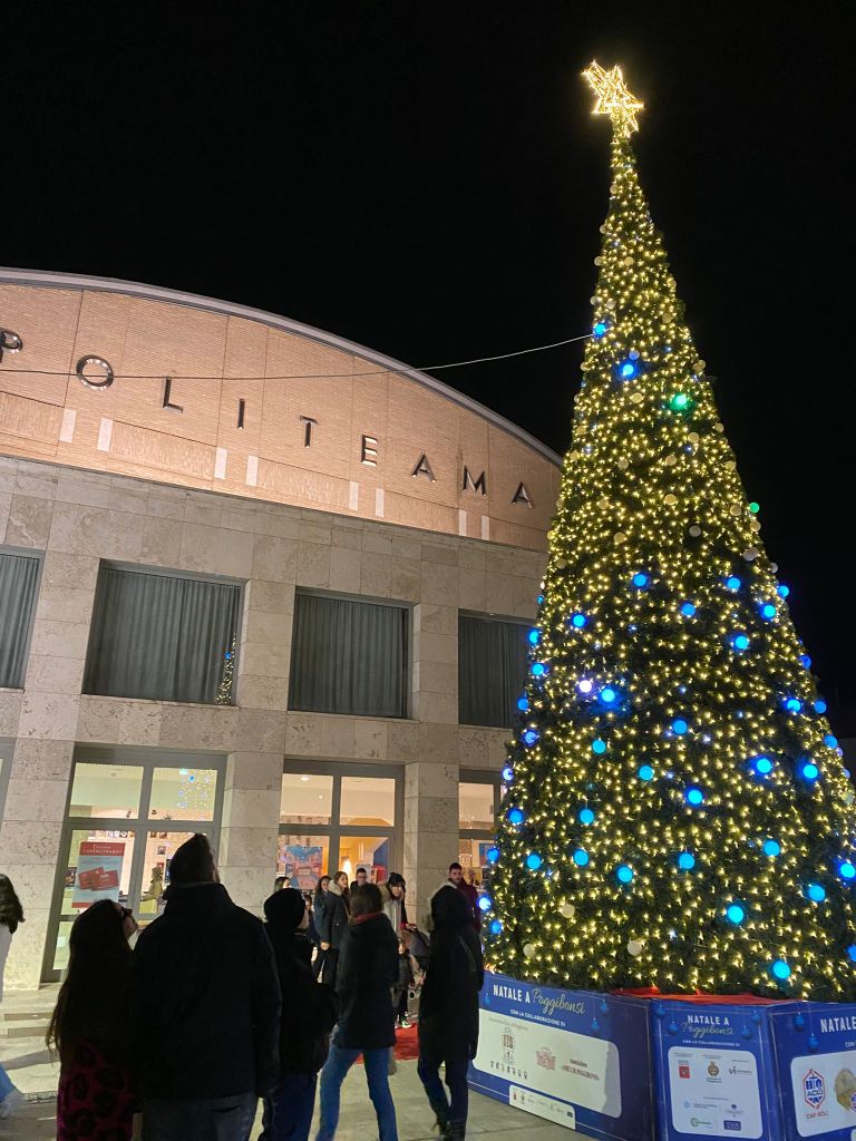 Mercatini, musica e il pullman dei supereroi: nuovo week end di Natale a Poggibonsi