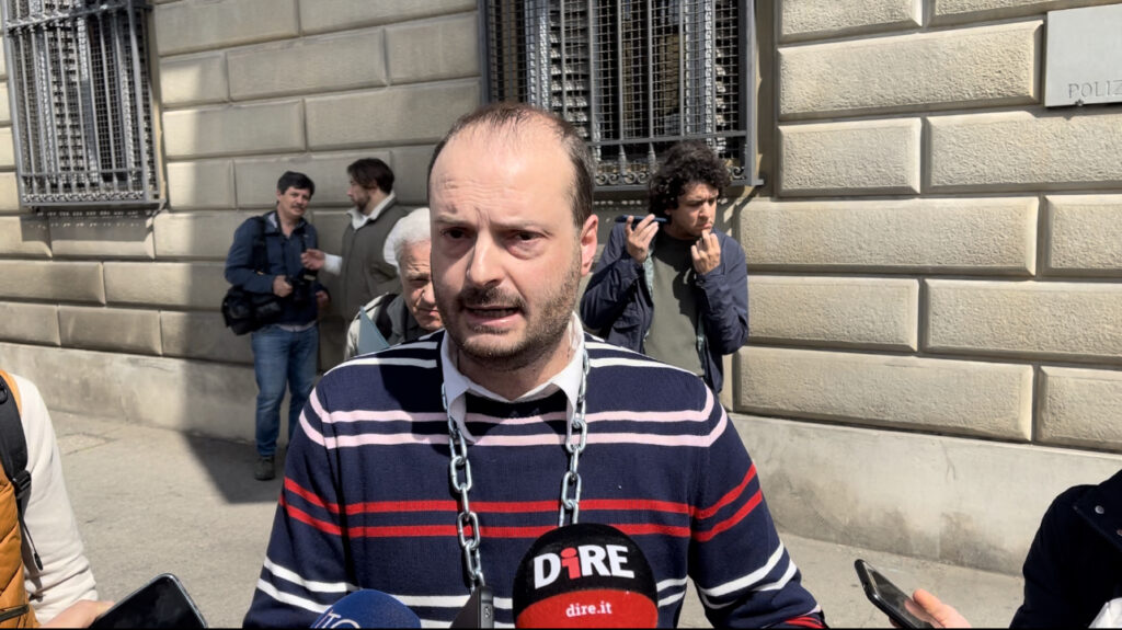 Firenze, multe archiviate a politico. Consigliere Fdi si incatena