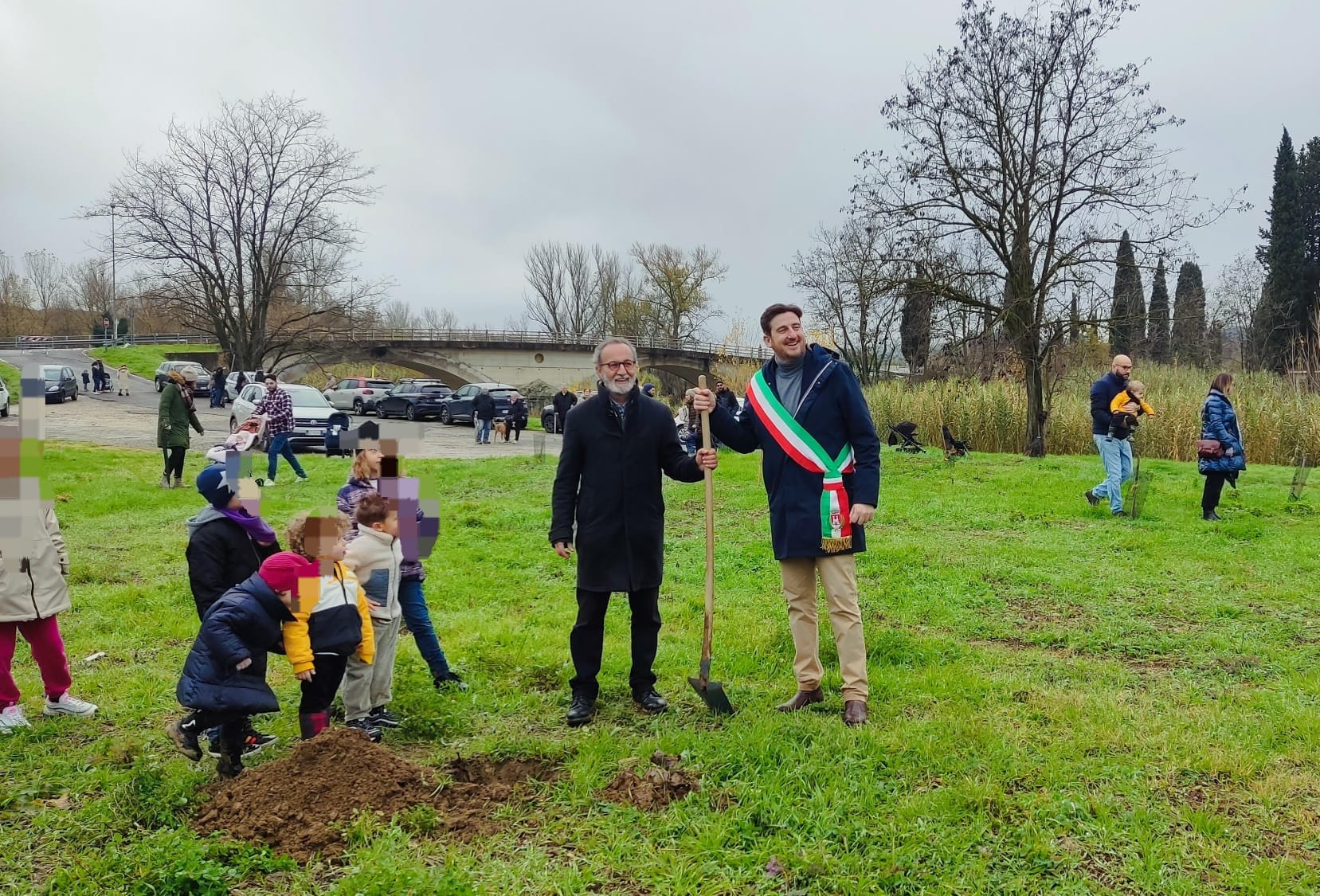 Le bambine e i bambini danno il loro nome agli alberi: nasce così un nuovo grande bosco nel Chianti