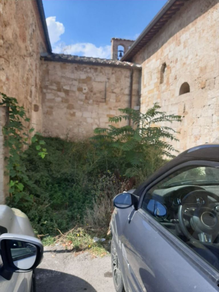 Italia Nostra ripulisce l'esterno della chiesetta di Campiglia
