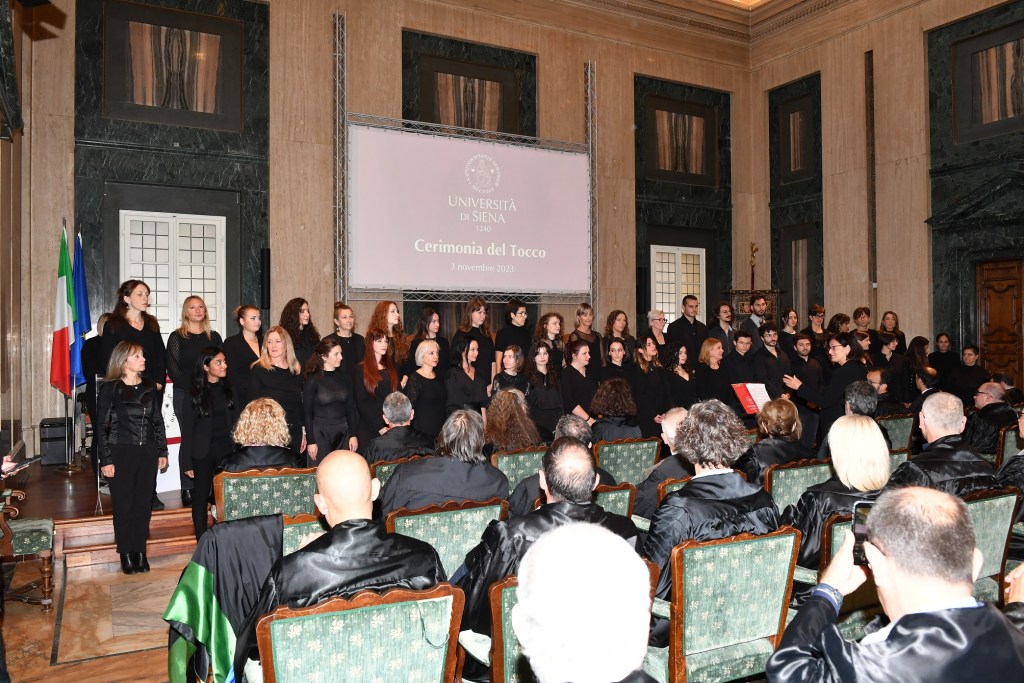 “Cerimonia del tocco”. Il benvenuto dell’Università di Siena alle nuove Professoresse e ai nuovi Professori