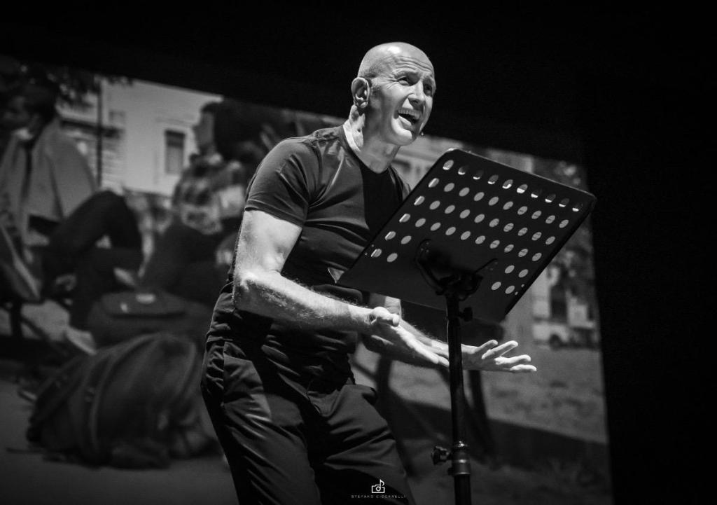 “Che ci faccio qui in scena”, il teatro verità di Domenico Iannacone