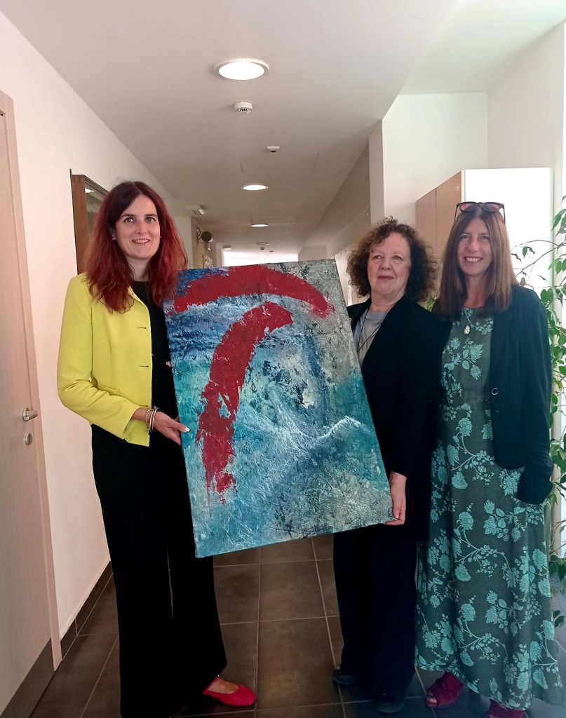 Poggibonsi, l’artista Cecilia Chiavistelli dona un quadro alla città