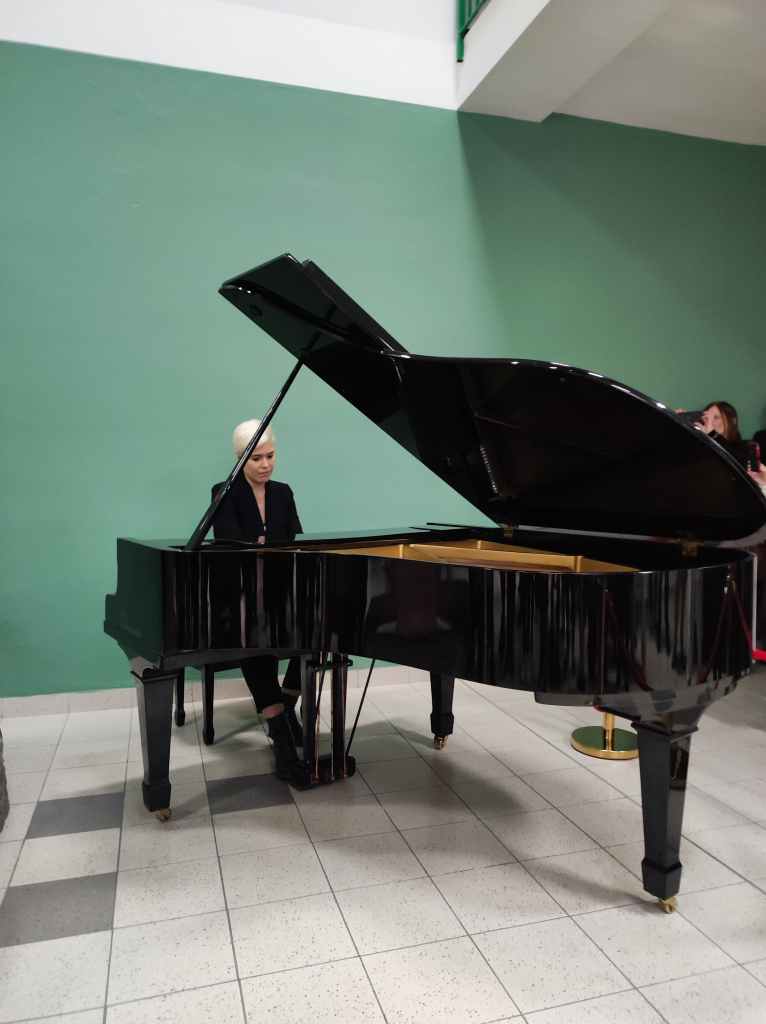 Giulia Mazzoni inaugura il pianoforte a Campostaggia