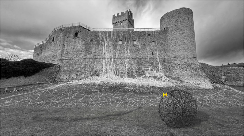 Giorno della Memoria, alla Rocca di Staggia vola una farfalla gialla su filo spinato