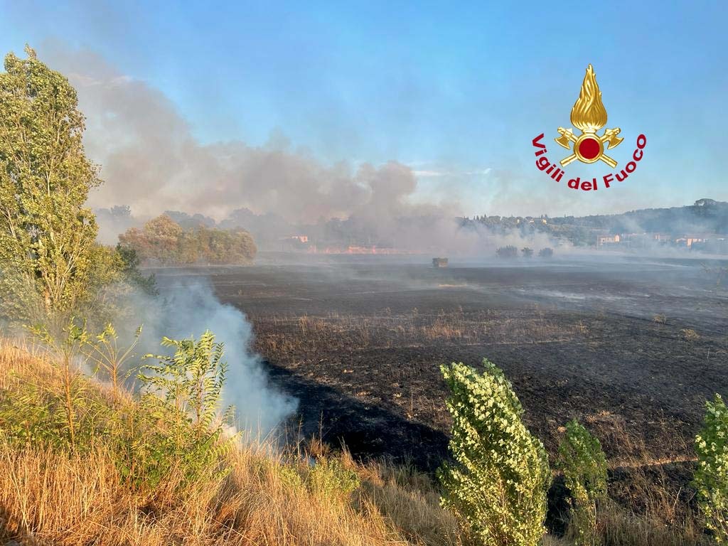 Interrotta la linea Empoli Siena per un incendio. Chiusa anche la FiPiLi. Minacciate le abitazioni