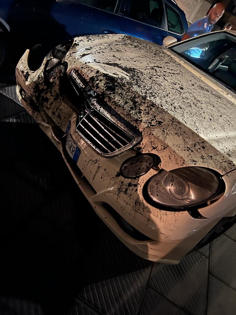 Piazza di' Gioco come l'autodromo di Imola: giovane si schianta contro un garage e scappa