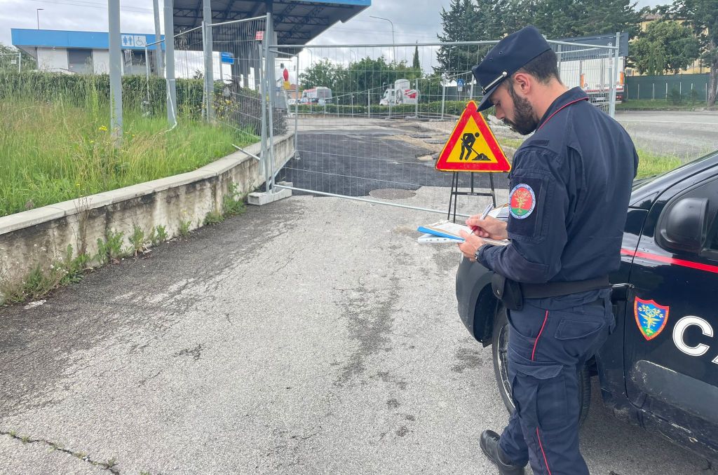 Siena, dispersione di idrocarburi nella rete fognaria: indagini dei carabinieri forestali