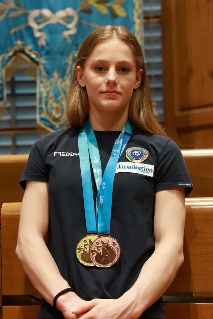 Sofia Tonelli dopo le medaglie agli Europei premiata a Empoli