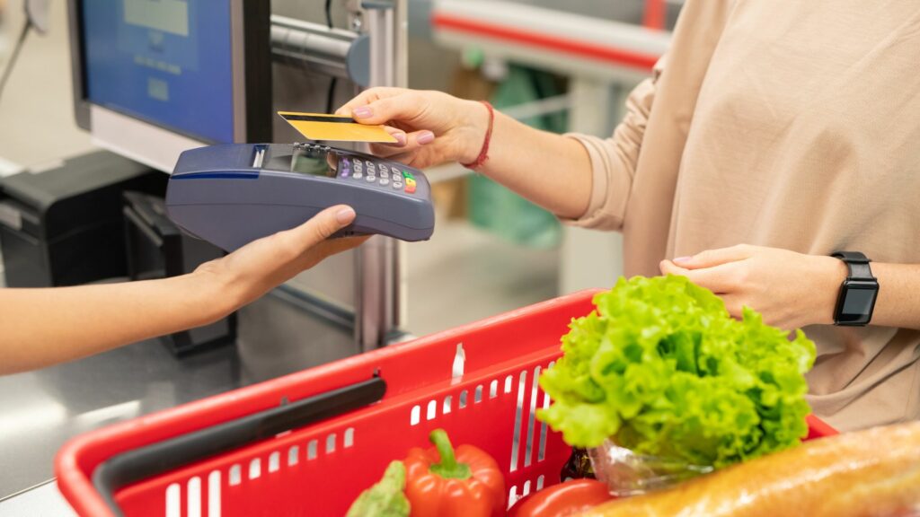 Arriva la carta ‘Dedicata a te’: 382,50 euro per le famiglie in difficoltà