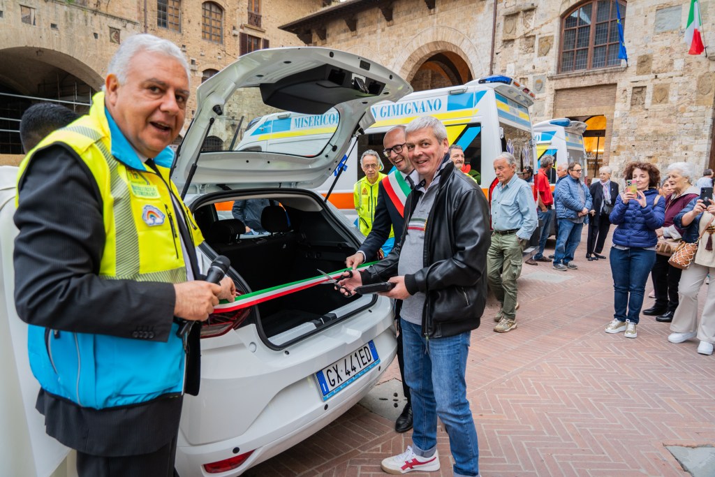San Gimignano, Misericordia: inaugurata una nuova auto per i servizi della comunità
